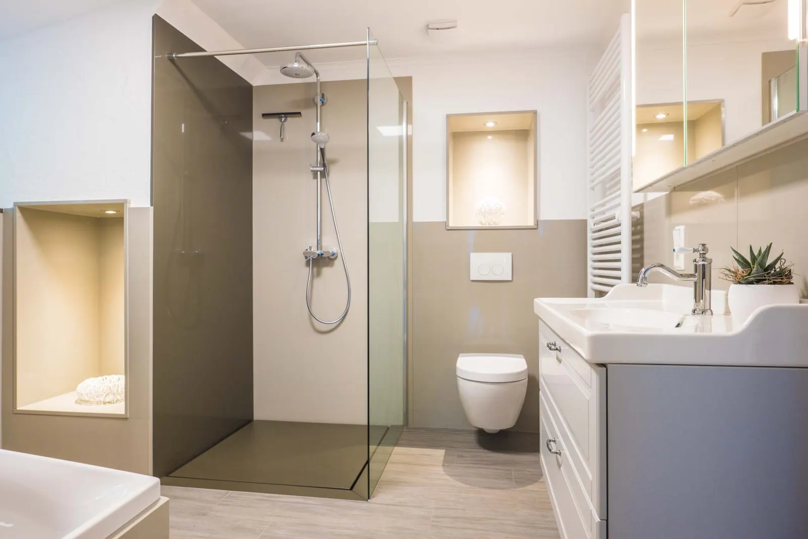Modernes Badezimmer mit Waschtisch und Dusche aus Naturstein von Natursteine Mulbach